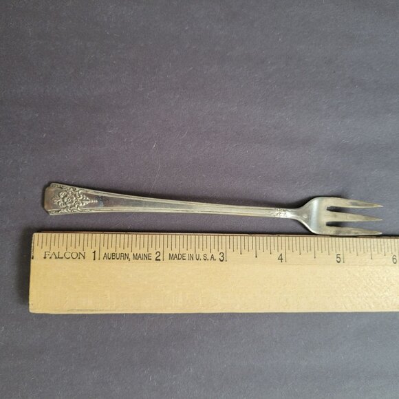 Vintage Wm A Rogers IS Silver Plate Seafood Fork With Ornate Floral Design - Picture 6 of 6
